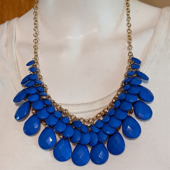 Jewelry - Blue bead with goldtone chain statement necklace